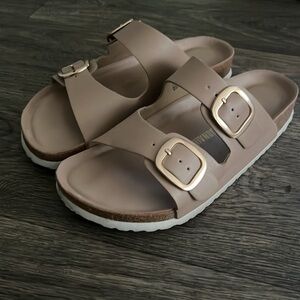 Women’s Cushionaire buckle sandals size 9 wide